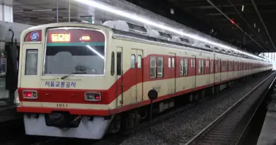 Seoul Metro Line 1 train at Yongsan (2)