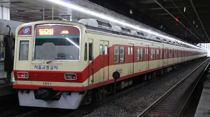 Seoul Metro Line 1 train at Yongsan (2)