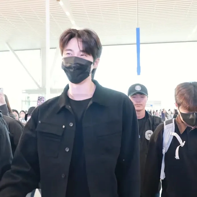 Byeon Woo-seok wearing a black jacket and mask at the airport