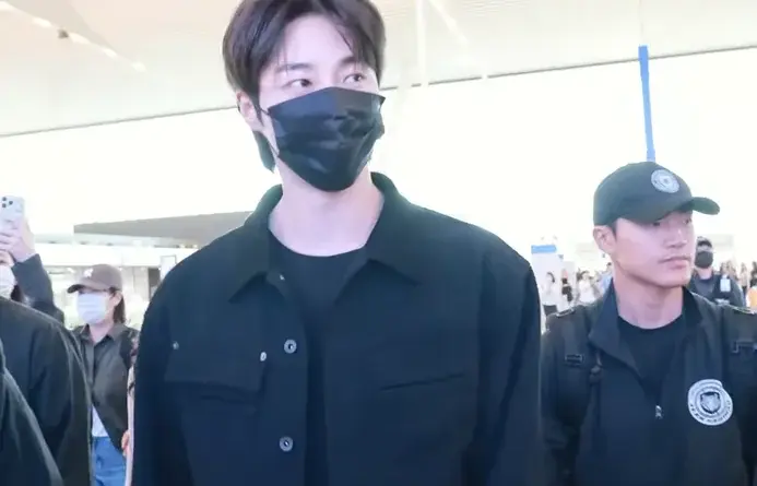 Byeon Woo-seok looking to one side at the airport