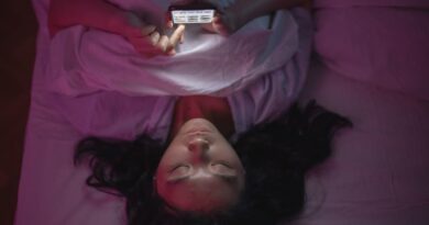 불면증 - 침대 휴대폰