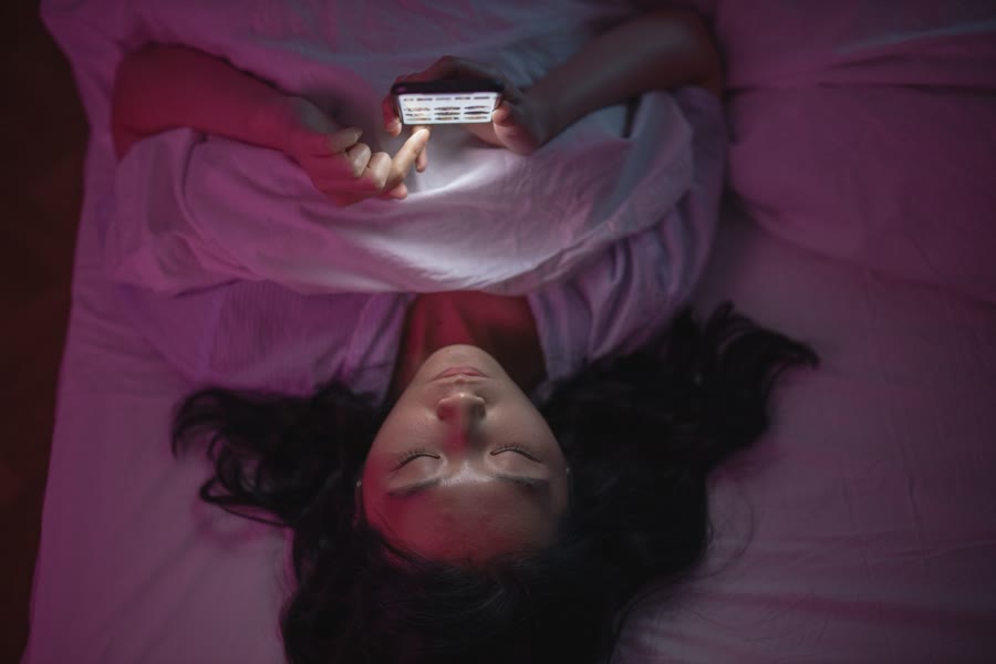 불면증 - 침대 휴대폰
