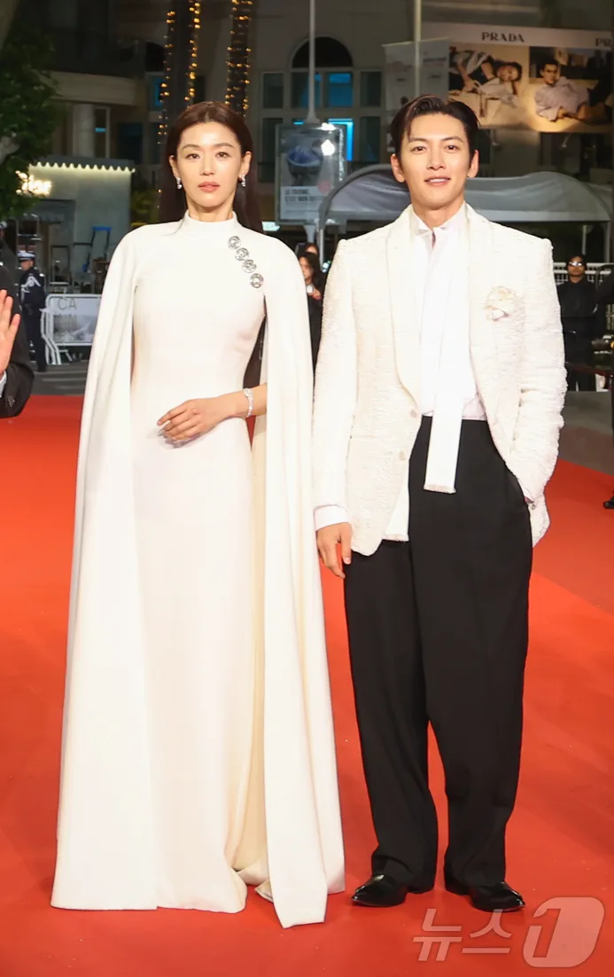Jun Ji-hyun and Ji Chang-wook posing together on a red carpet
