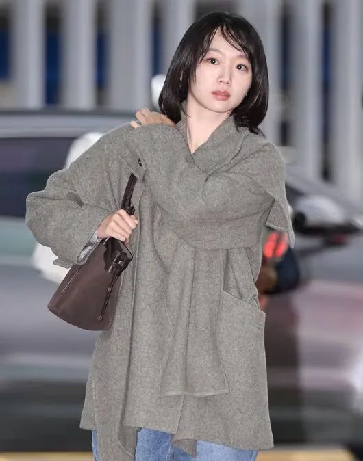 Closer view of Jin Ki-joo’s gray coat, wide collar and brown shoulder bag