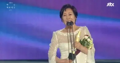 Kim Hye-ja speaking at the 2019 Baeksang Arts Awards microphone