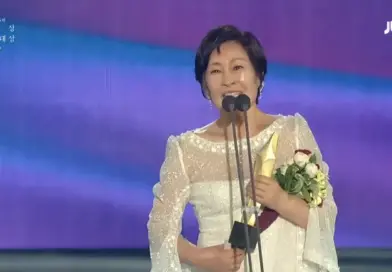 Kim Hye-ja speaking at the 2019 Baeksang Arts Awards microphone
