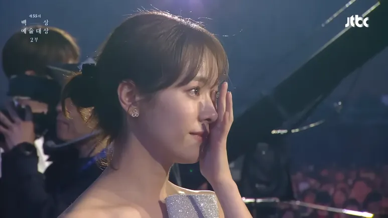 Han Ji-min wiping tears while listening to Kim Hye-ja