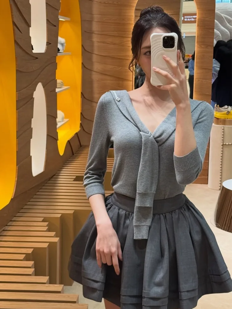 Kim Hye-soo taking a mirror photo in the coordinated gray outfit