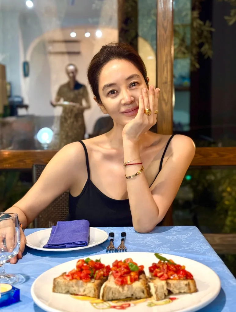 Kim Hye-soo seated at a restaurant in another photo included in the original post