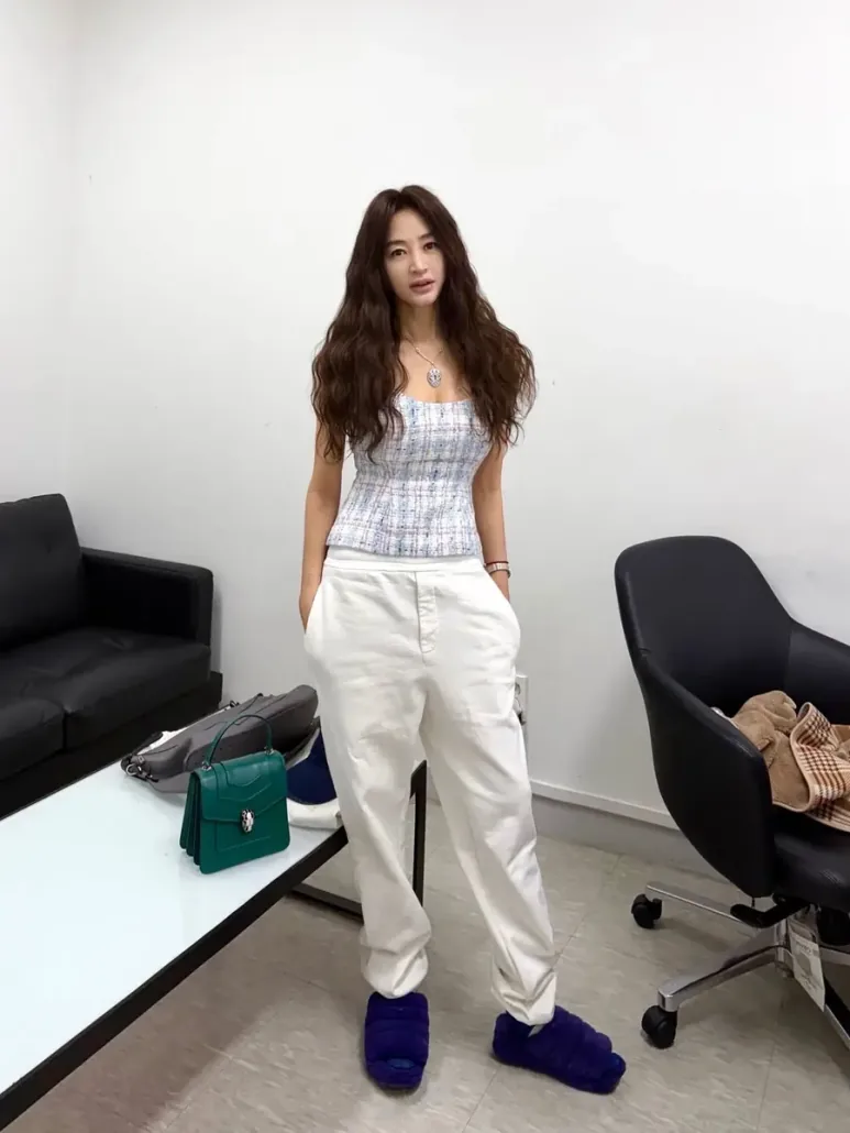 Kim Hye-soo wearing a sleeveless patterned top with white pants
