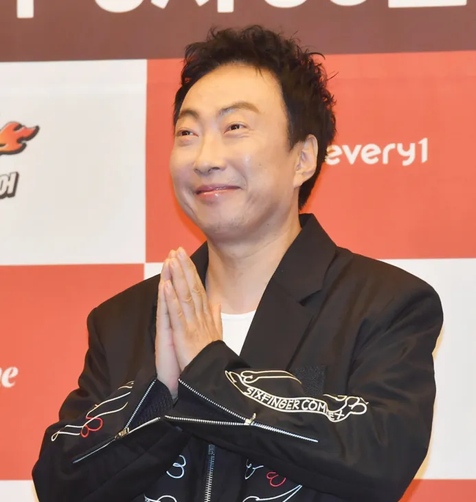 Park Myung-soo posing at a public appearance