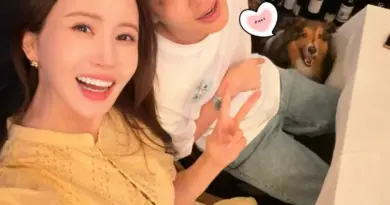 Lee Da-hae and SE7EN smiling together in a couple photograph