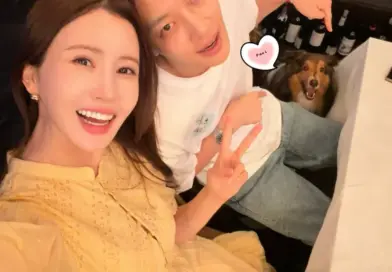 Lee Da-hae and SE7EN smiling together in a couple photograph