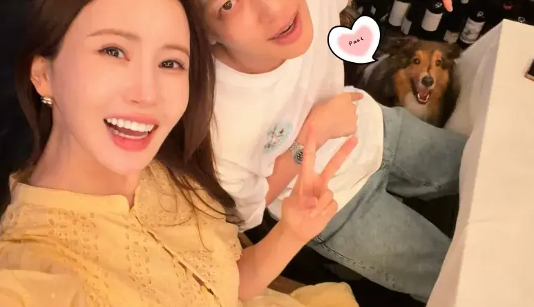 Lee Da-hae and SE7EN smiling together in a couple photograph