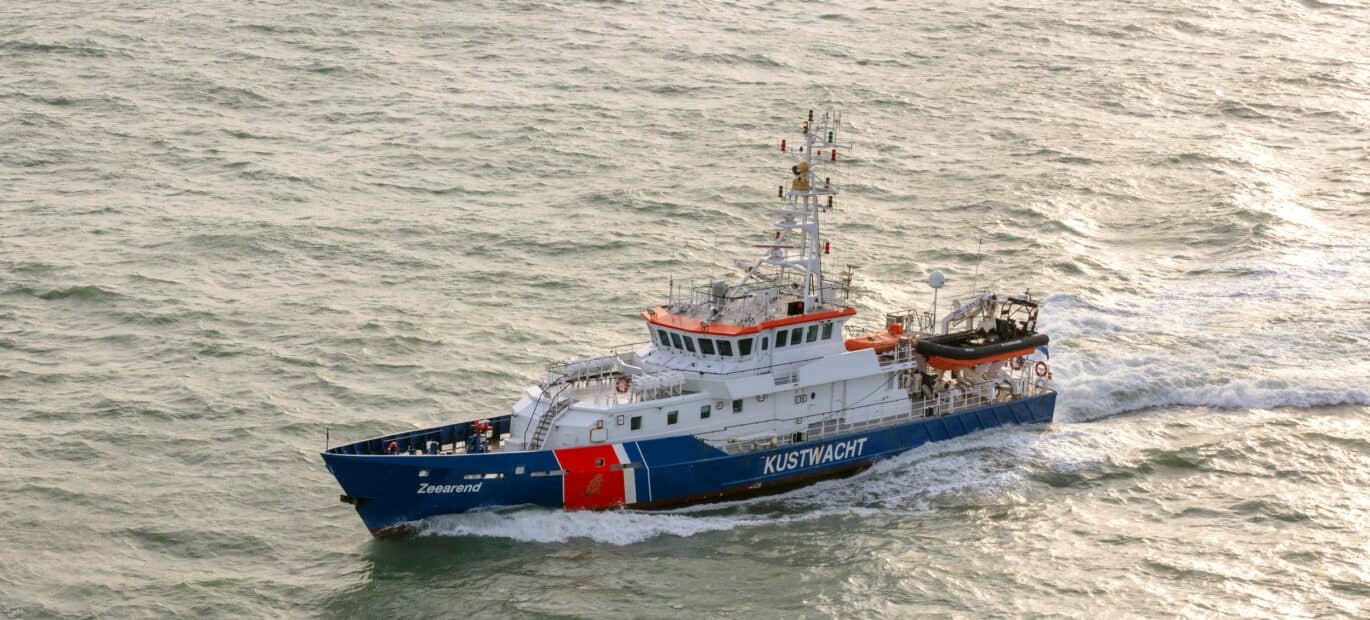 Patrouillevaartuig Zeearend vaart op zee.