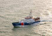 Patrouillevaartuig Zeearend vaart op zee.