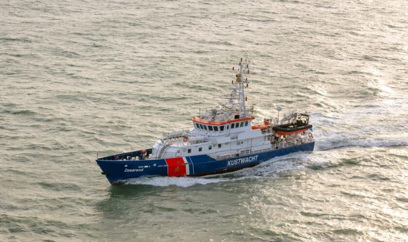 Patrouillevaartuig Zeearend vaart op zee.