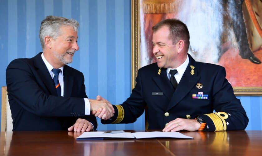Directeur Kustwacht Nederland Jan van Zanten en Commandant Zeestrijdkrachten vice-admiraal René Tas schudden elkaar de hand.