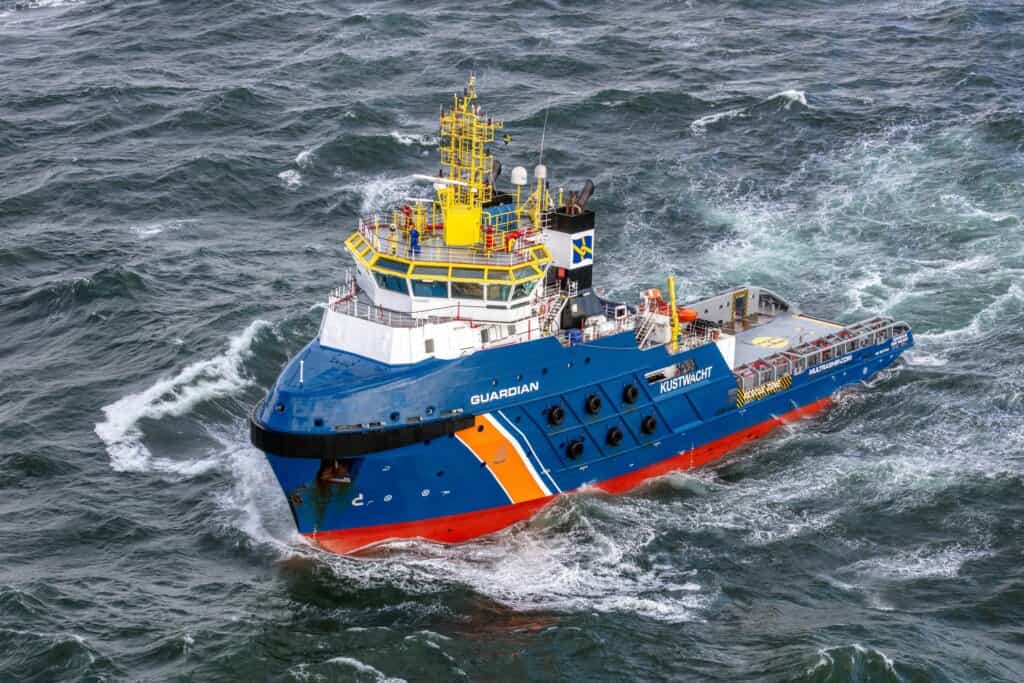 Noodhulpsleper Guardian op zee