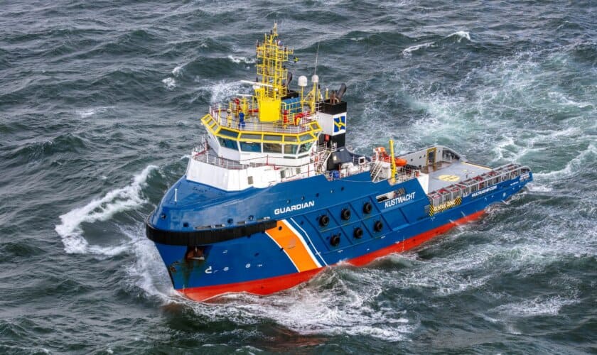 Noodhulpsleper Guardian op zee