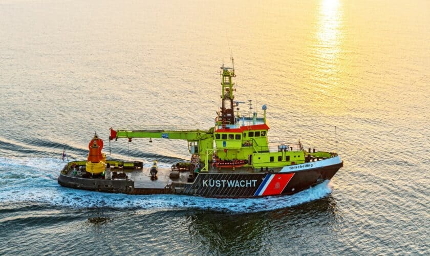 Betonningsvaartuig Terschelling vaart op zee met een ondergaande zon.