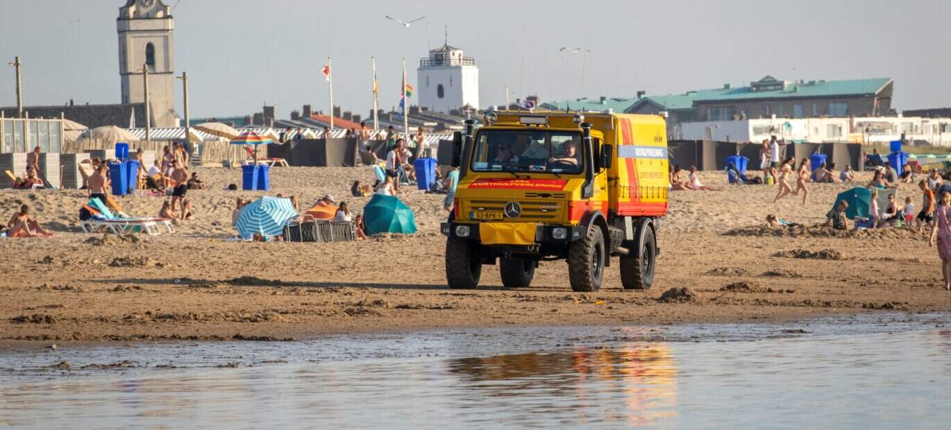 Kusthulpverleningsvoertuig (KHV) KNRM rijdt op het strand.