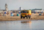 Kusthulpverleningsvoertuig (KHV) KNRM rijdt op het strand.