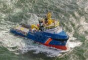 Onze noodhulpsleper Guardian vaart op zee. De voorkant van het schip komt omhoog uit de golven.