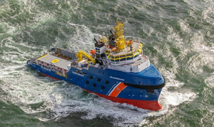 Onze noodhulpsleper Guardian vaart op zee. De voorkant van het schip komt omhoog uit de golven.