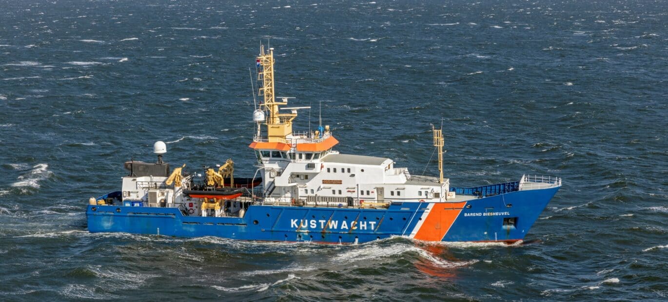 Patrouillevaartuig Barend Biesheuvel vaart op zee.
