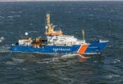 Patrouillevaartuig Barend Biesheuvel vaart op zee.