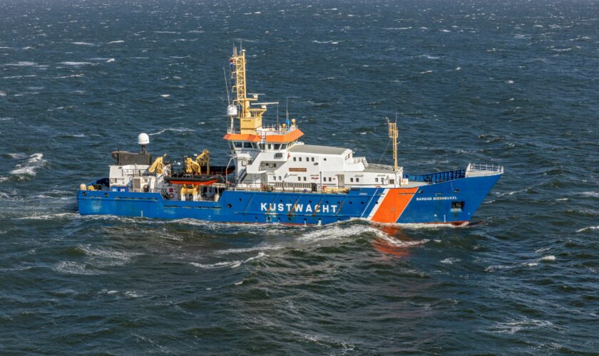 Patrouillevaartuig Barend Biesheuvel vaart op zee.