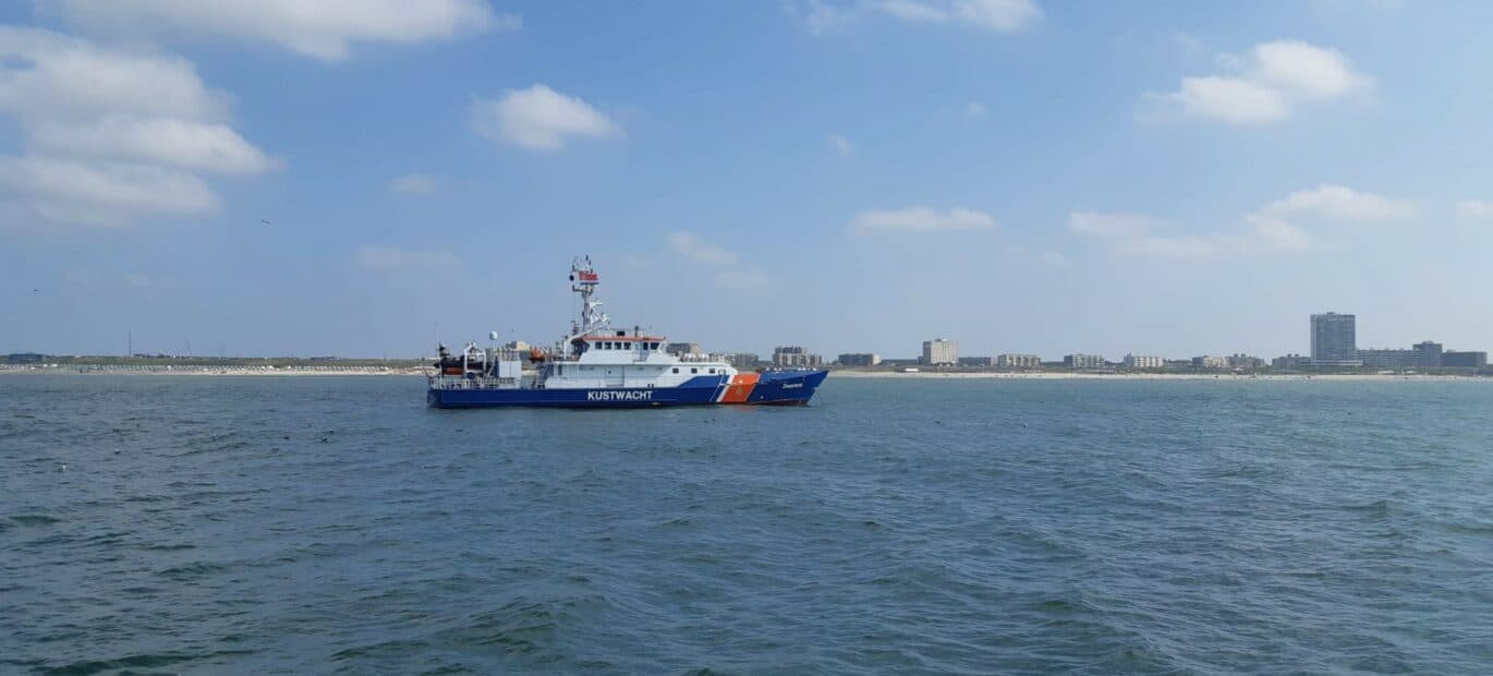 Patrouillevaartuig Zeearend voor de kust van Zandvoort tijdens de Formule 1 Dutch Grand Prix 2021