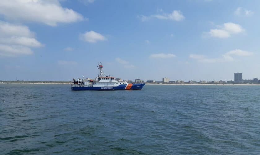 Patrouillevaartuig Zeearend voor de kust van Zandvoort tijdens de Formule 1 Dutch Grand Prix 2021