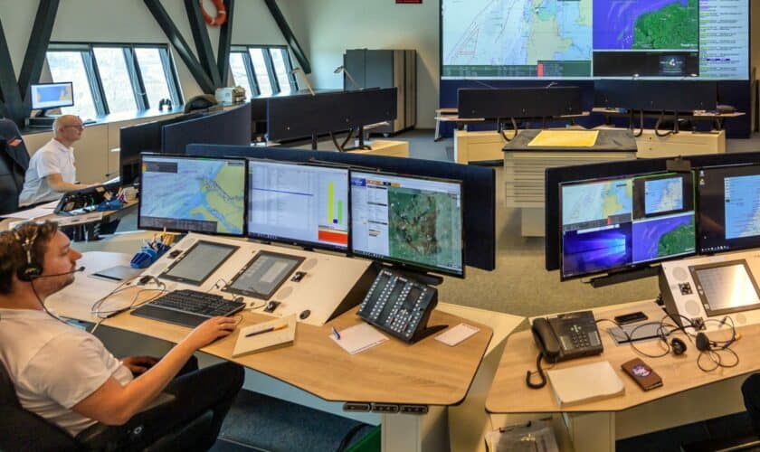 Op het Kustwachtcentrum staan meerdere tafels met schermen, informatie- en communicatiesystemen.