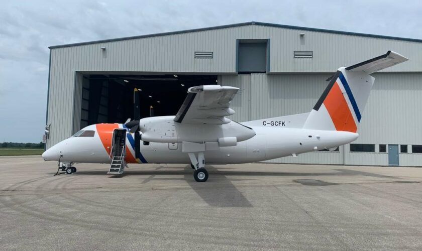 Eerste Dash-8 in Kustwachtkleuren gespoten zijkant