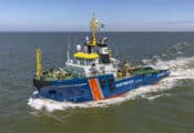 De noodhulpsleper van de Kustwacht Multraship Commander op zee
