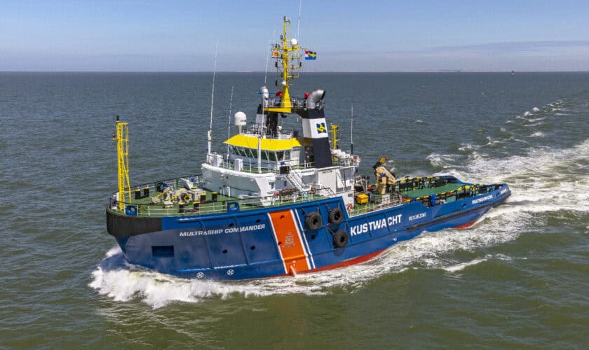 De noodhulpsleper van de Kustwacht Multraship Commander op zee