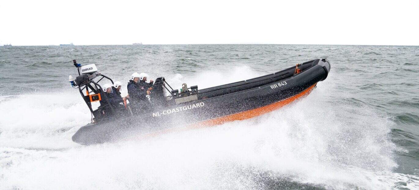 Snelle rubberen boot op zee