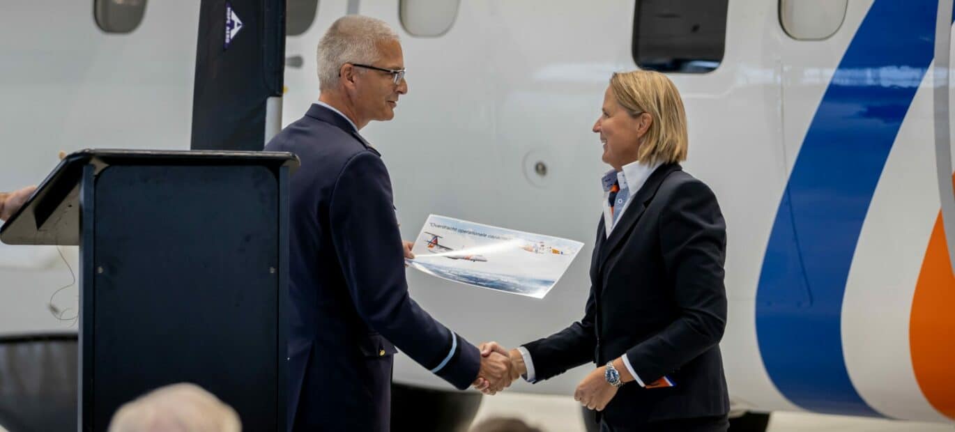 Commodore Harold Boekholt draagt de Dash 8 en AW189 over aan Directeur Kustwacht Nicole Kuipers