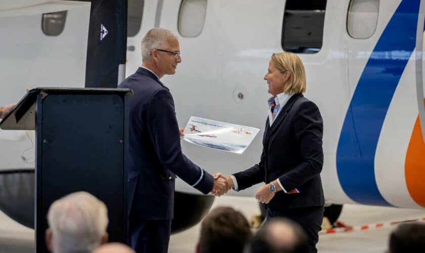 Commodore Harold Boekholt draagt de Dash 8 en AW189 over aan Directeur Kustwacht Nicole Kuipers