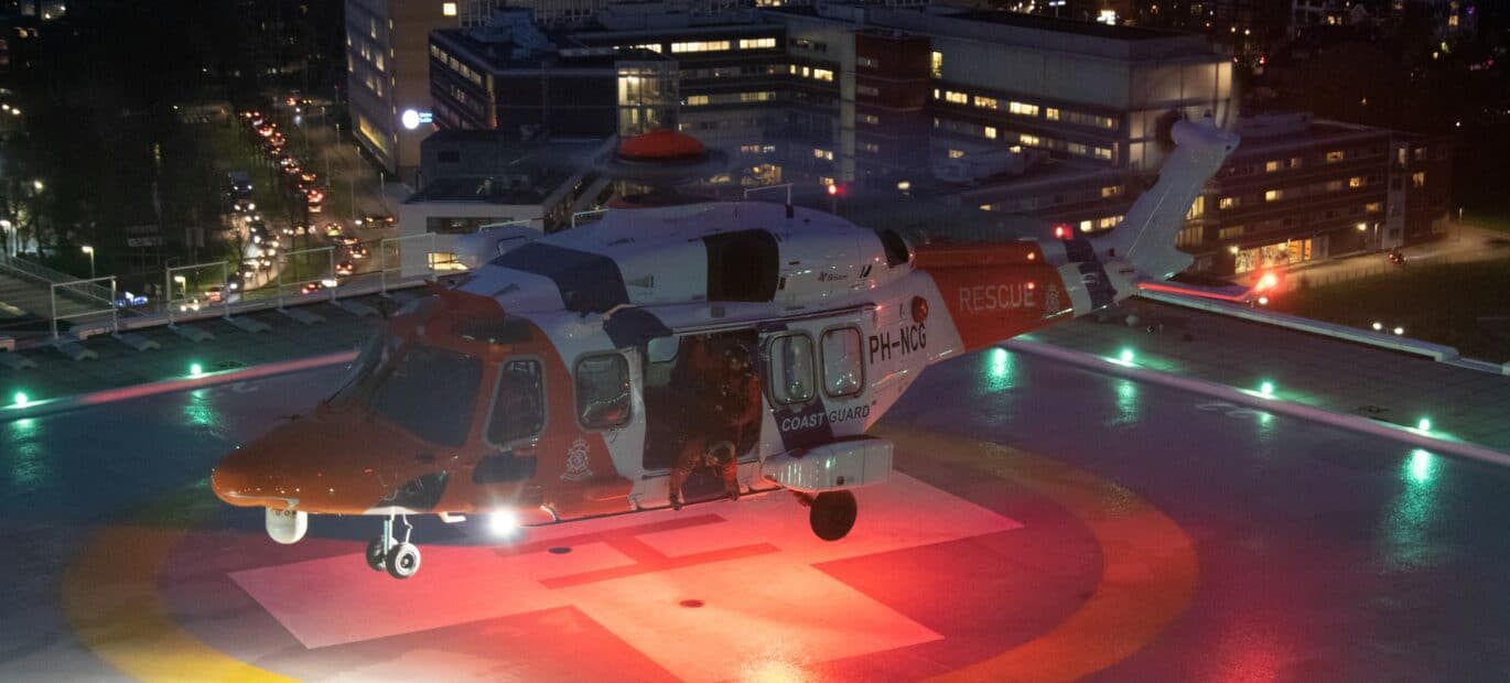 De SAR-helikopter landt op het dak van het Leids Universitair Medisch Centrum.