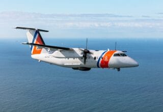 Het kustwachtvliegtuig van het type Dash 8.