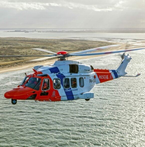 SAR-helikopter vliegt voor de Texelse kust