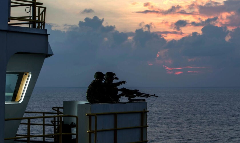 Mariniers van een Vessel Protection Detachments (VPD’s) op de brug