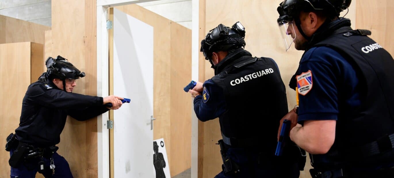 Boarding Officers van de politie, douane en Koninklijke Marechaussee trainen samen.