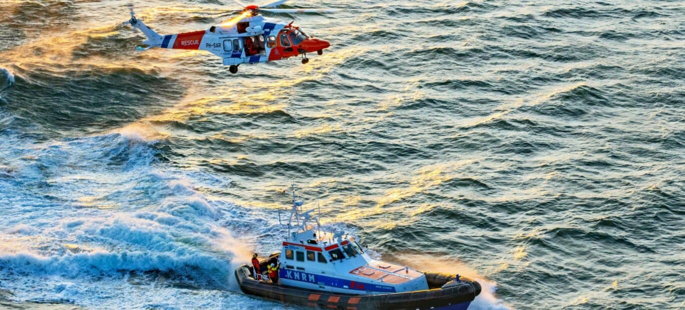 Reddingboot Arie Visser en kustwachthelikopter AW189