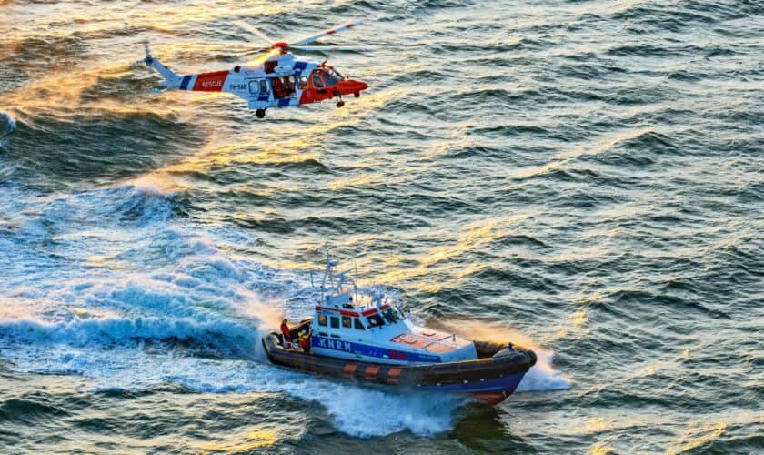 Reddingboot Arie Visser en kustwachthelikopter AW189