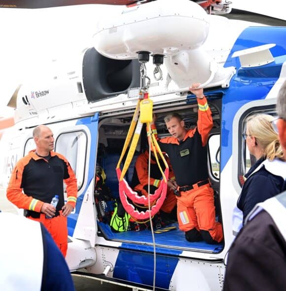 De helikopterbemanning geeft toelichting.