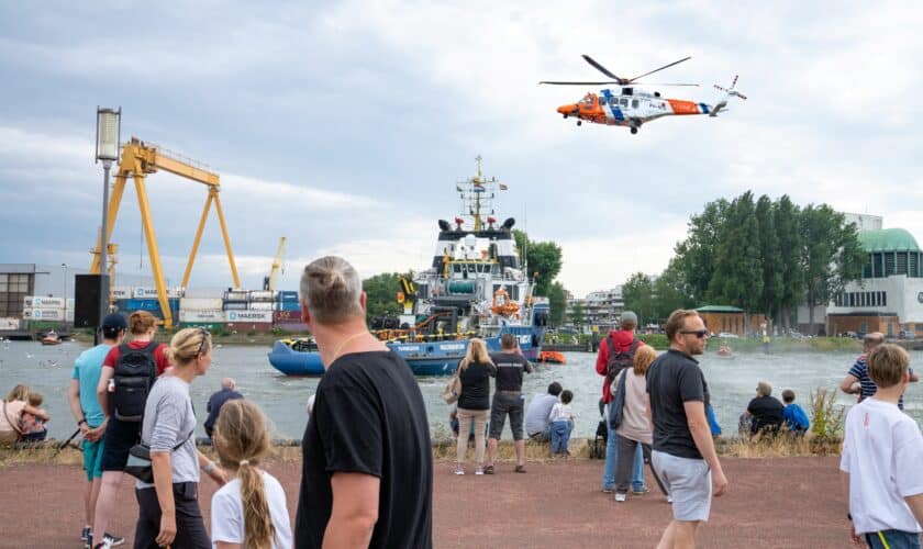 Kustwachthelikopter geeft demonstratie